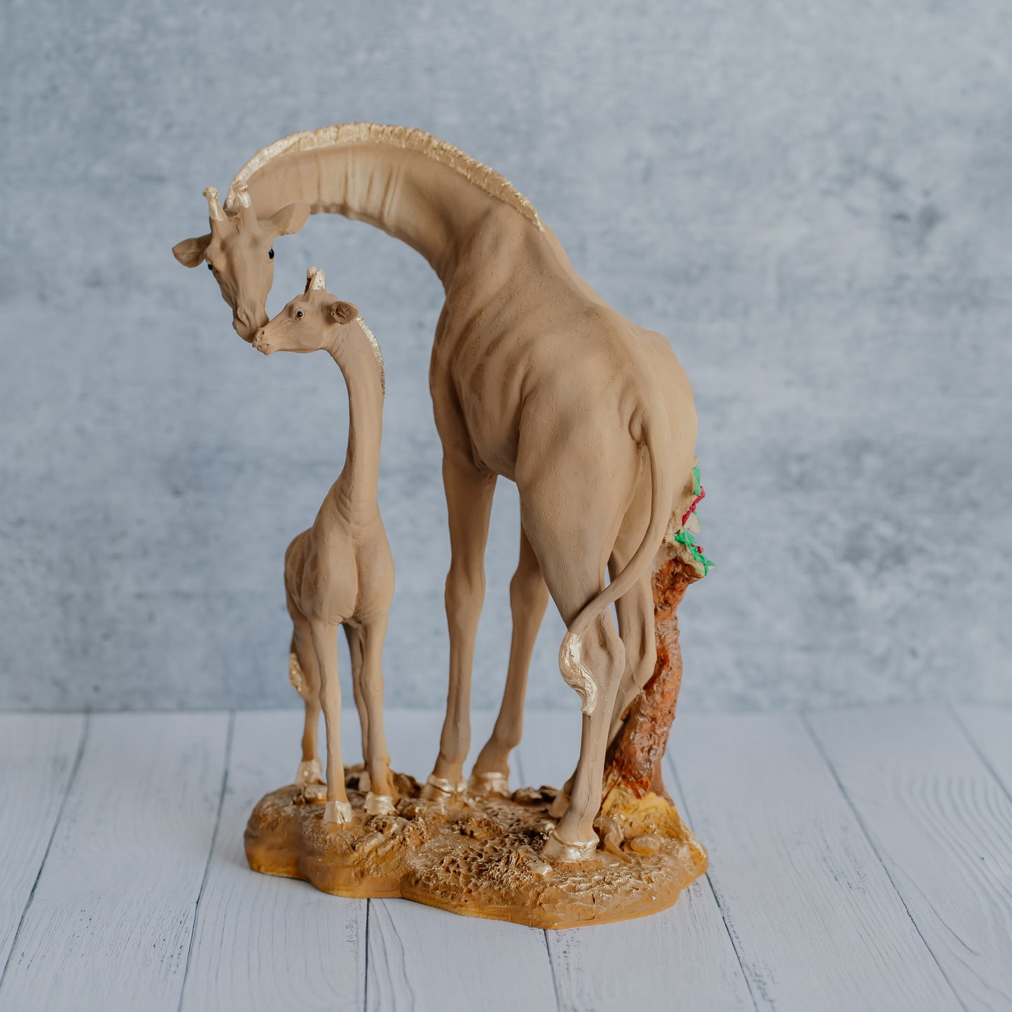Loving Girrafe Figurine Dekspace