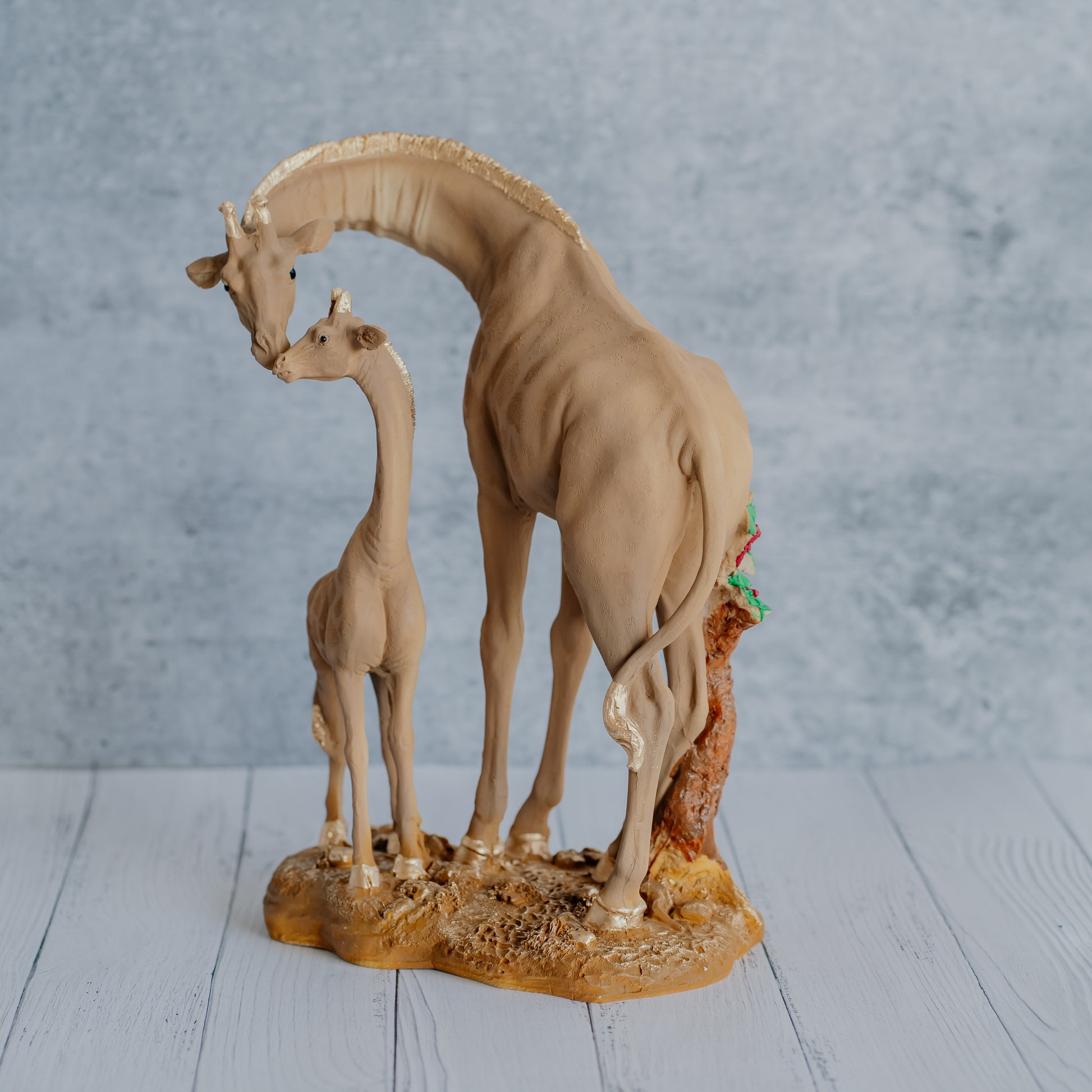 Loving Girrafe Figurine Dekspace