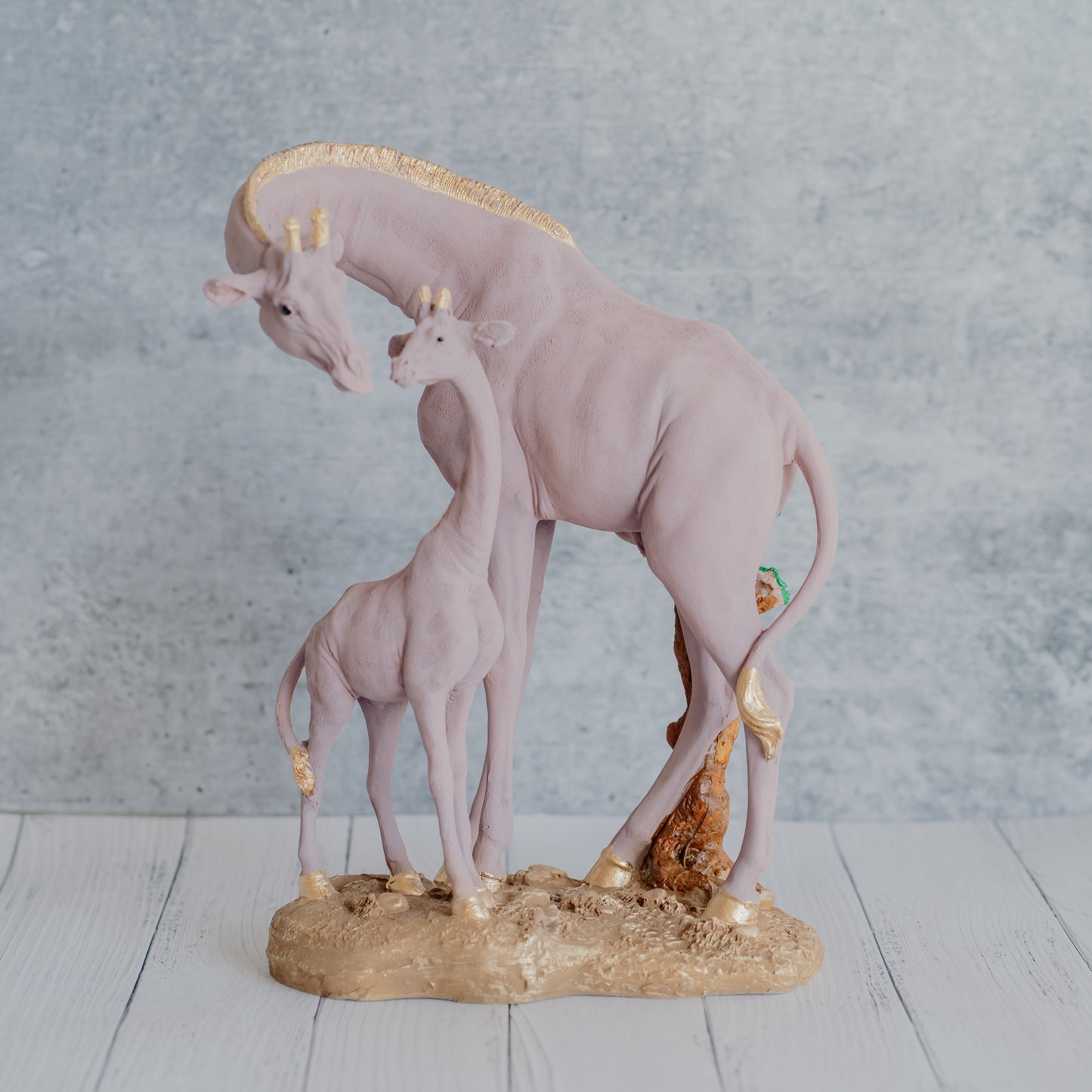 Loving Girrafe Figurine Dekspace