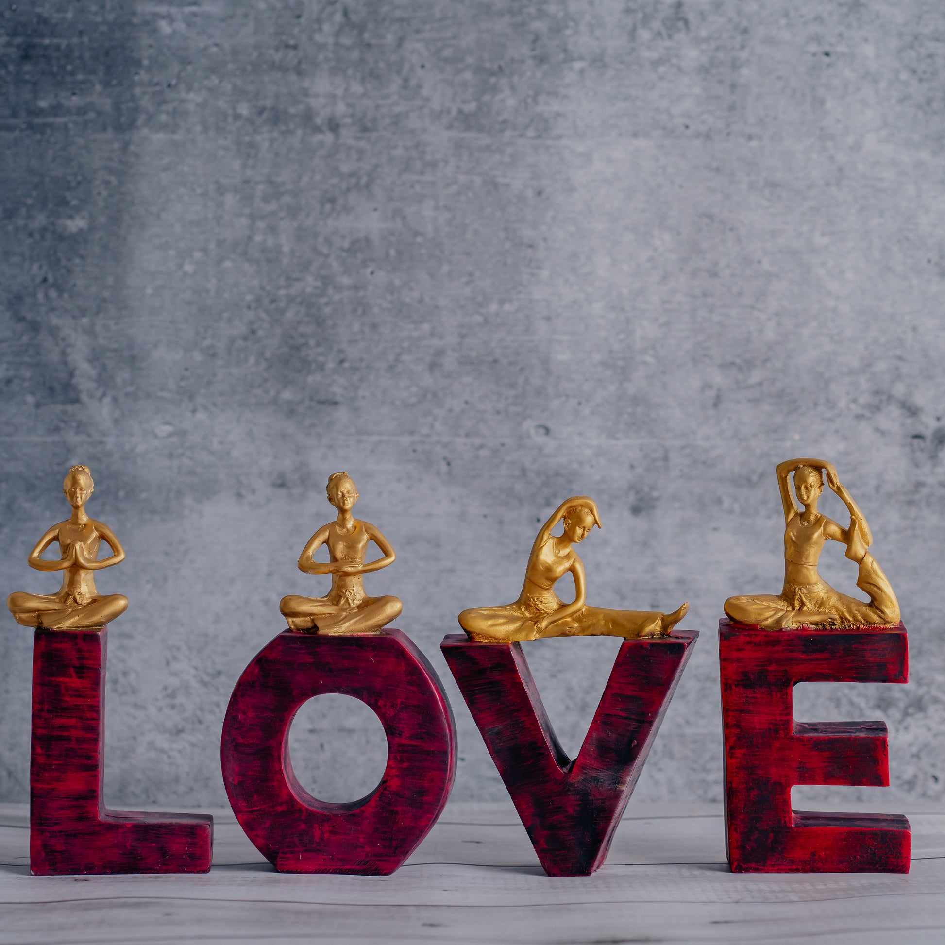 LOVE YOGA Figurine Set Dekspace