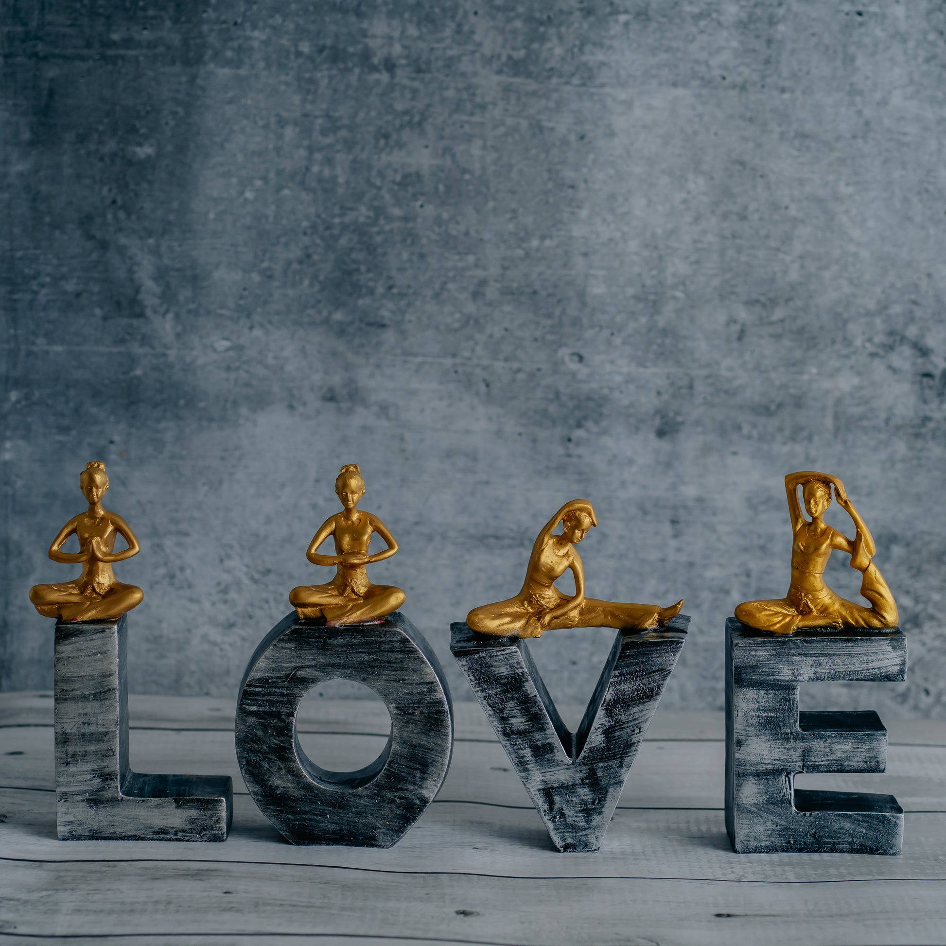 LOVE YOGA Figurine Set Dekspace