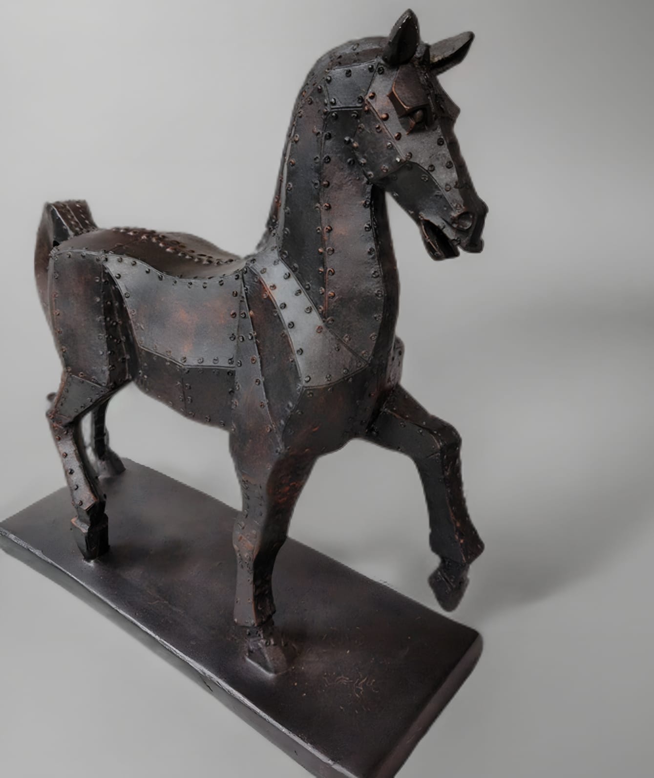 Industrial Elegance: The Iron  looking Horse Sculpture Dekspace