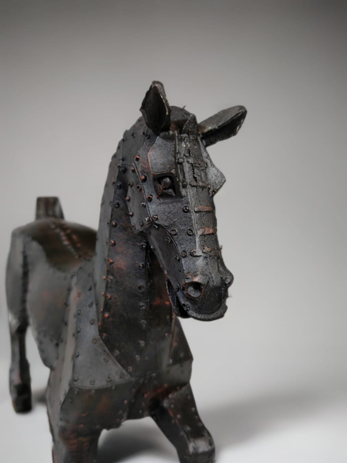 Industrial Elegance: The Iron  looking Horse Sculpture Dekspace